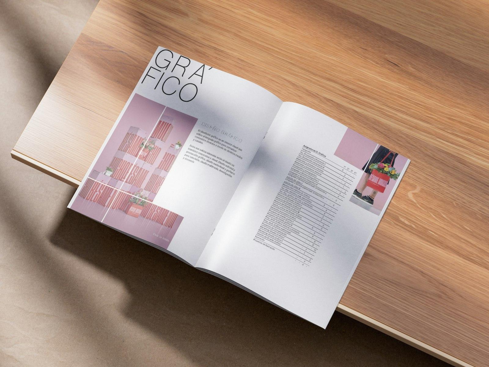 木製デスクに開かれた冊子の誌面