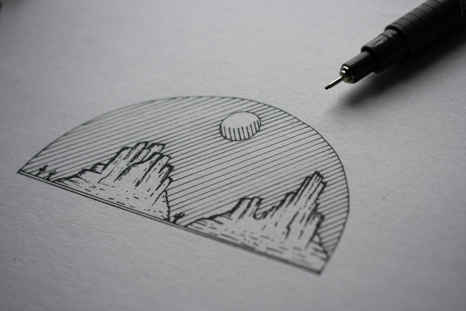 ペンで描かれた山のシンボルマークのスケッチ