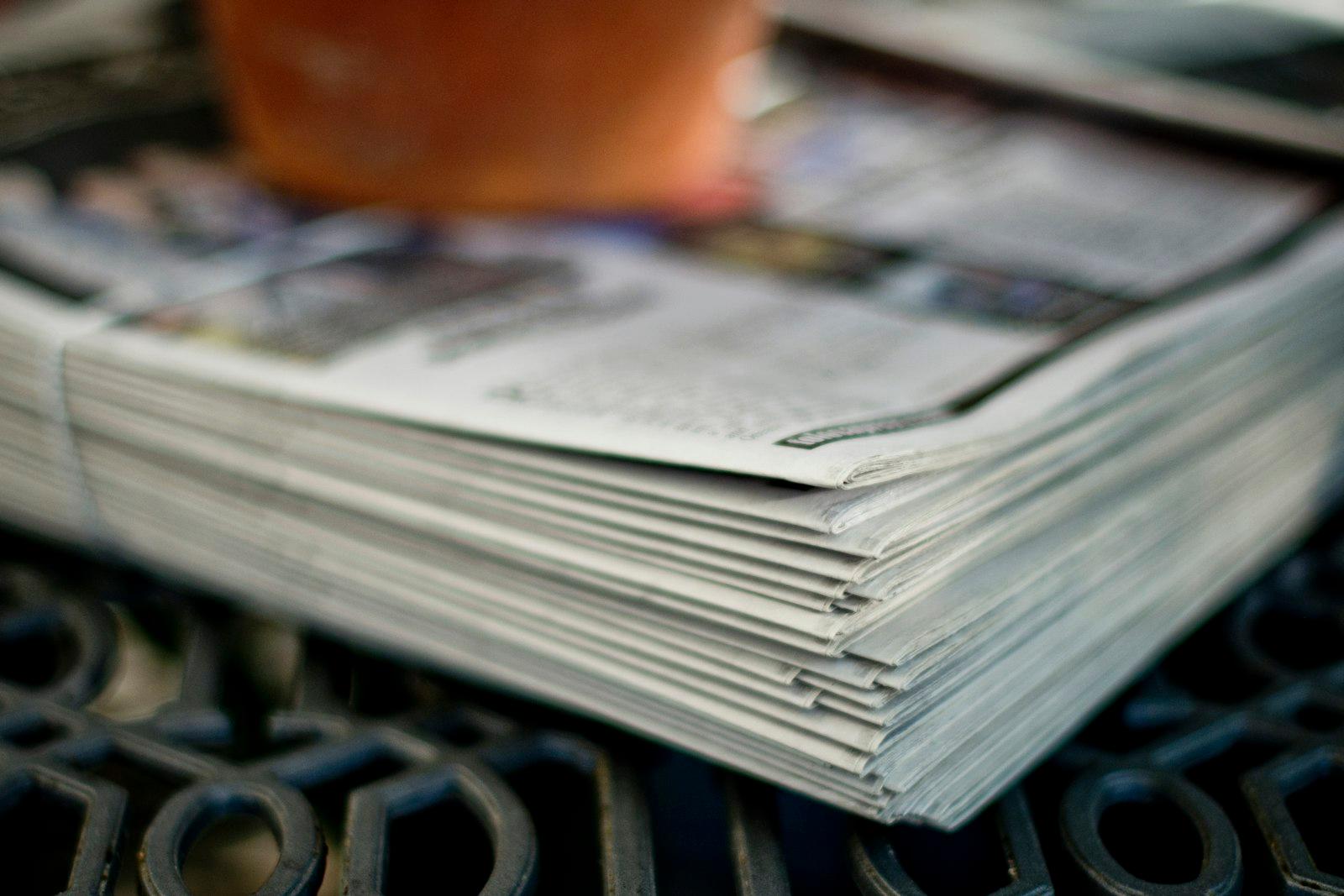 積み重ねられた新聞の束