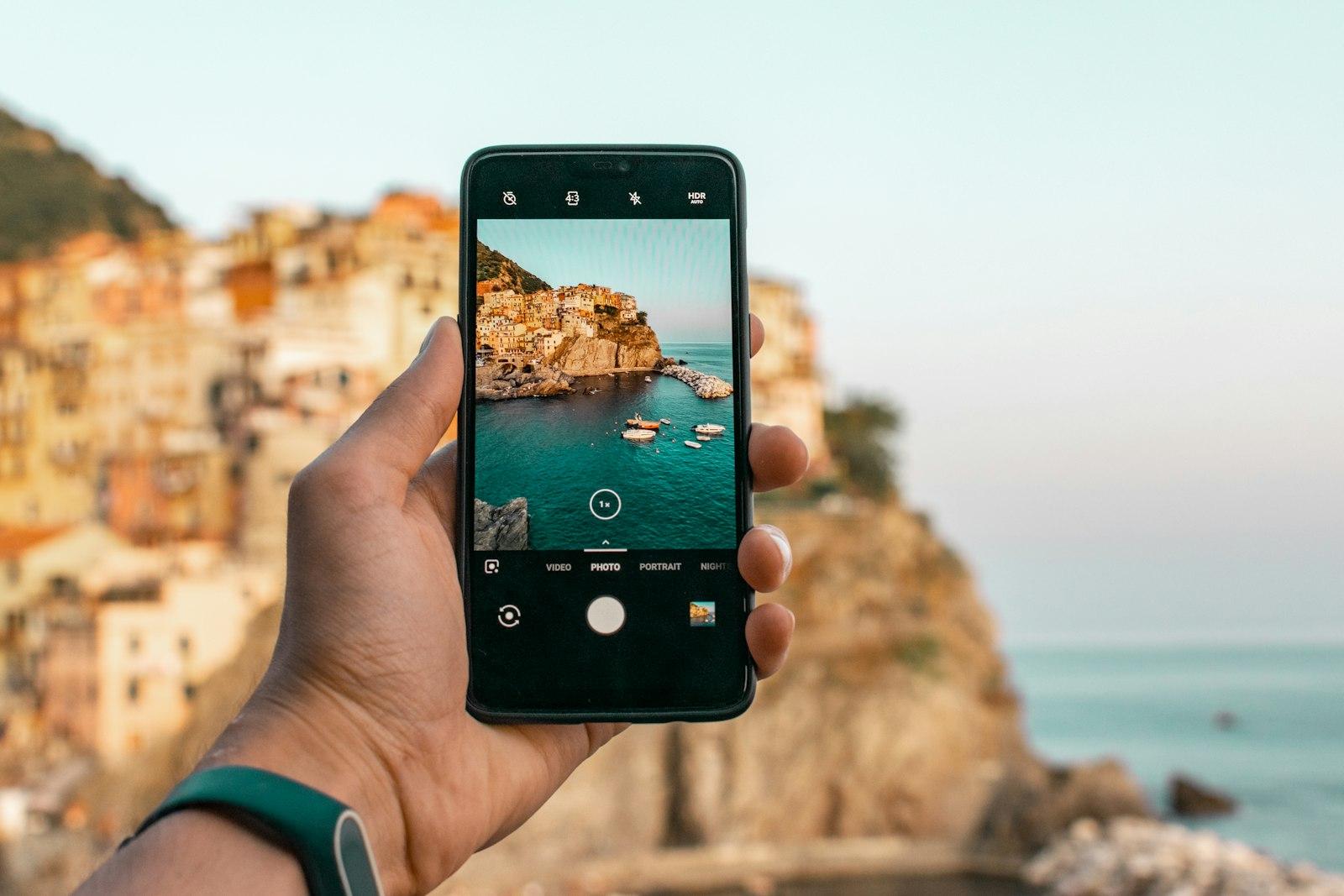 スマートフォンで風景を撮影する手元